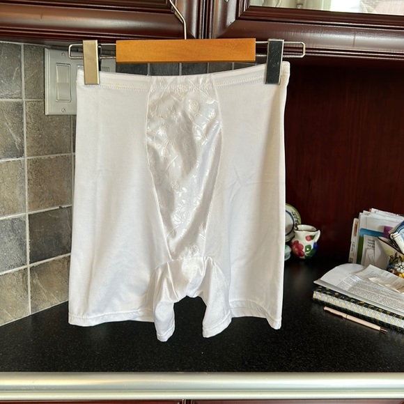 CACHE white shapewear shorts size medium - Picture 2 of 8